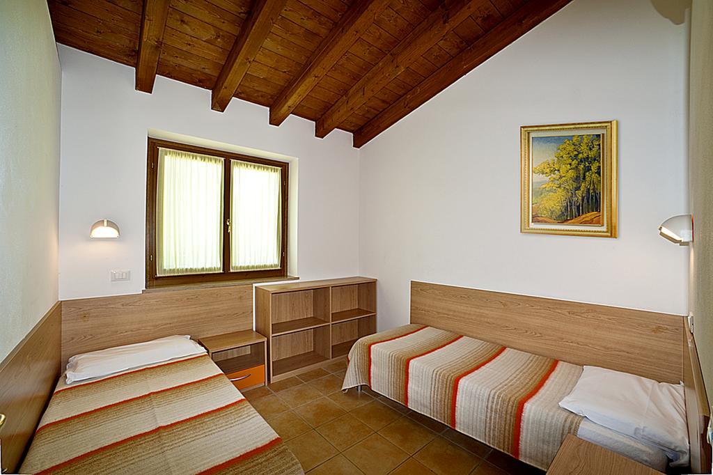 Отель Campeggio Del Garda Пескьера-дель-Гарда Номер фото